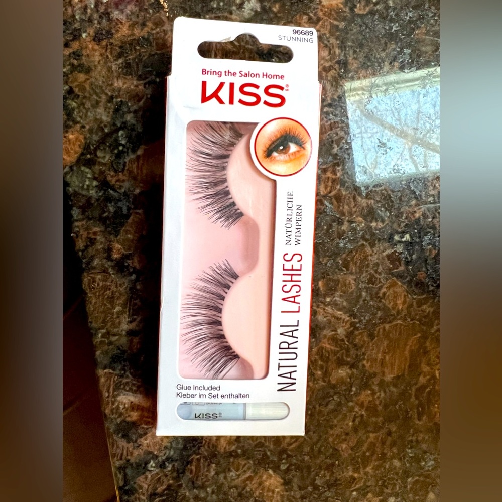 Bring the Salon Home KISS Natural Lashes + Glue Fake Eyelashes 96689 Stunning